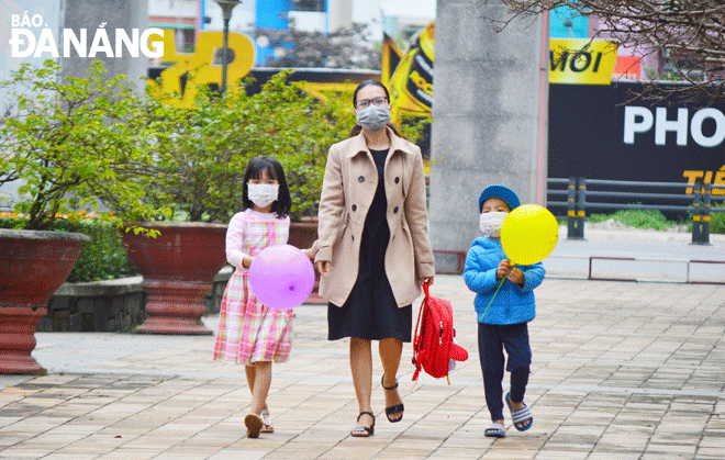 Tourist sites and entertainment venues have witnessed a significant rise in visitor numbers over the three-day New Year holiday, giving great hopes for quick recovery from the pandemic for the citys tourism industry in 2022. IN PHOTO: Local residents visiting the March 29 Park on New Year’s Day. Photo: XUAN SON