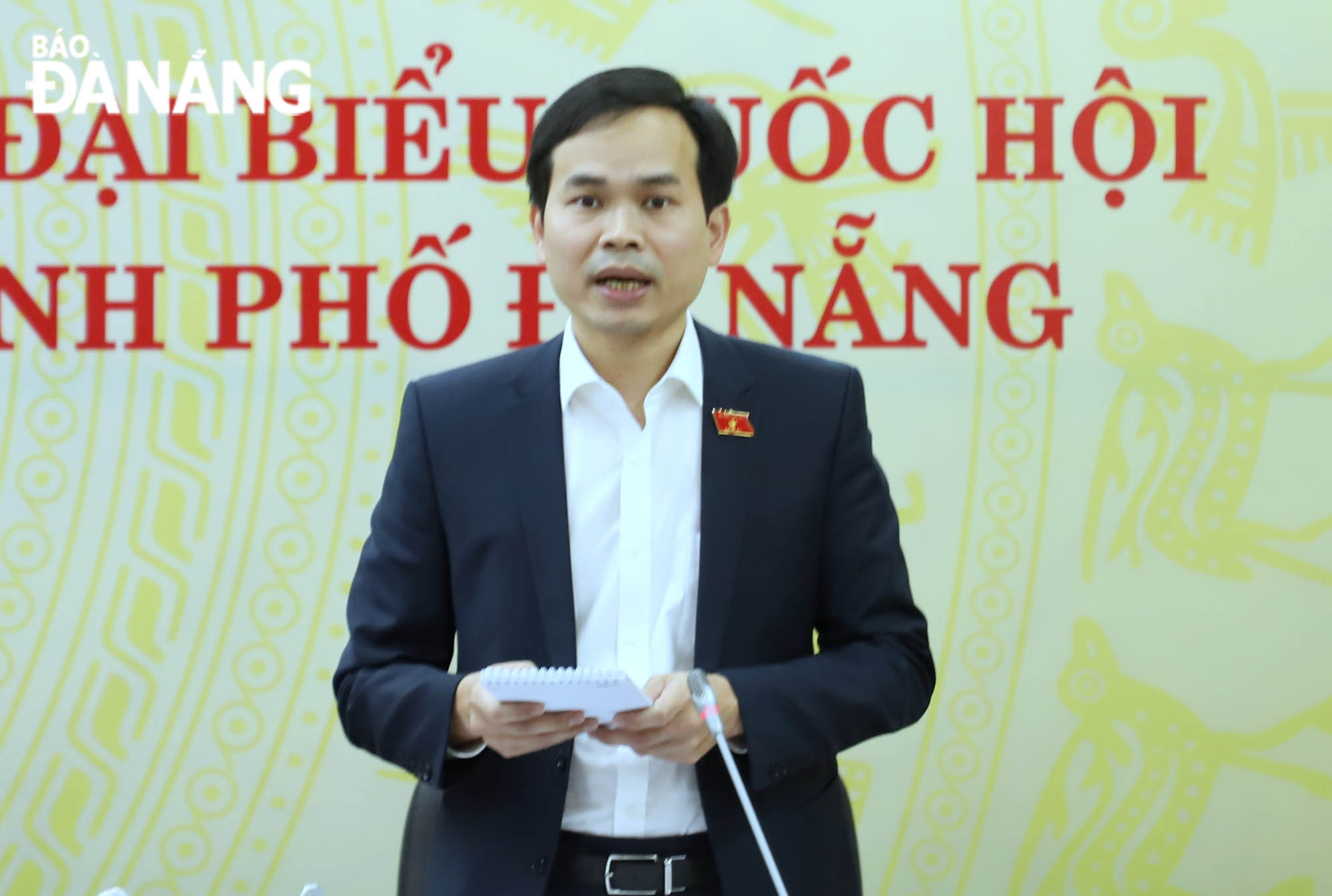 Đại biểu Nguyễn Duy Minh phát biểu tại thảo luận tổ. Ảnh: NGỌC PHÚ