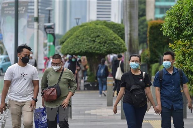 People in Indonesia are seen wearing face masks. (Photo: Xinhua/VNA)