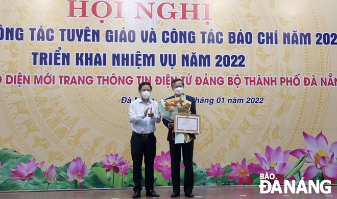 Phó Bí thư Thường trực Thành ủy Lương Nguyễn Minh Triết (bên trái) trao Bằng khen của Ban Thường vụ Thành ủy cho Ban Tuyên giáo Thành ủy. Ảnh: TRỌNG HÙNG