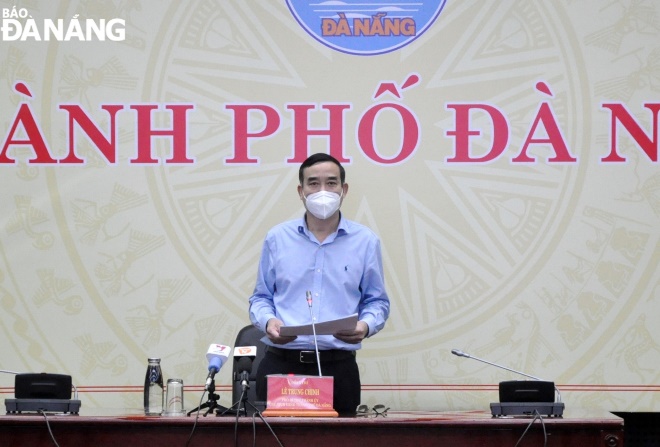 Chủ tịch UBND thành phố Lê Trung Chinh phát biểu chỉ đạo tại cuộc họp chiều 4-1. Ảnh: LÊ HÙNG