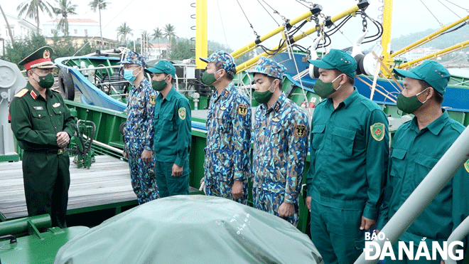 Trung tướng Thái Đại Ngọc (ngoài cùng, bên trái) kiểm tra thực tế Hải đội Dân quân thường trực. Ảnh: HOÀNG TUẤN
