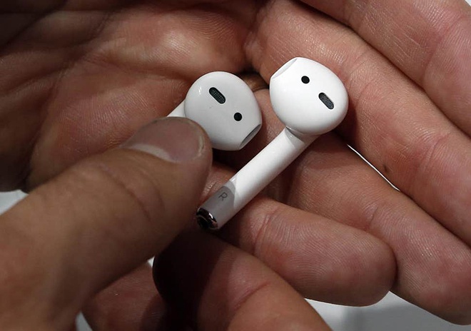 Tai nghe bluetooth AirPods của hãng Apple. Ảnh: AFP