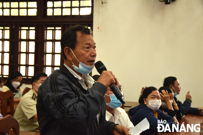 Cử tri Nguyễn Chức, xã Hòa Phong phát biểu kiến nghị tại buổi tiếp xúc. Ảnh: T. HUY