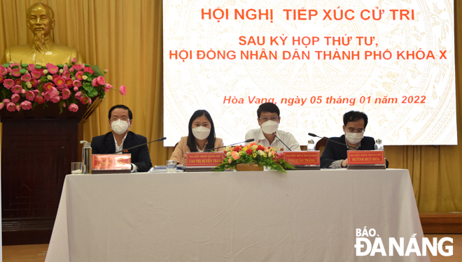 Các đại biểu HĐND thành phố thuộc tổ đại biểu huyện Hòa Vang tham gia buổi tiếp xúc cử tri. Ảnh: T. HUY