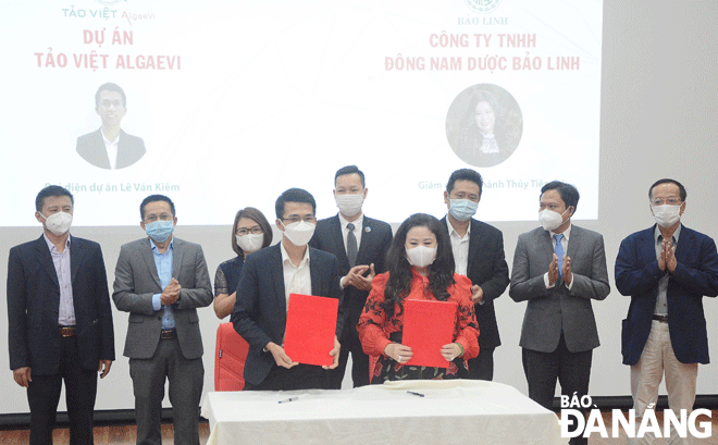 Mr. Le Van Kiem (front row, left), a representative of the Tao Viet AlgaeVi project, signed a cooperation agreement with the representative of the Bao Linh Oriental Medicine Co., Ltd., in early December 2021. Photo: M.QUE 