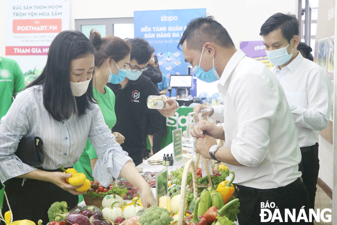 The Da Nang Industry and trade industry and technology enterprises have supported the putting OCOP products on e-commerce channels. Customers are observed visiting the booth displaying OCOP products at the ‘Supply - Demand Connection 2021’ organised by the Department of Industry and Trade on November 26, 2021. Photo: VAN HOANG