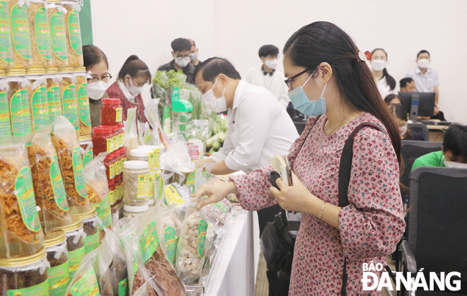 Customers are seen selecting OCOP products for purchase at the ‘Supply - Demand Connection 2021’ organised by the Department of Industry and Trade on November 26, 2021. Photo: VAN HOANG