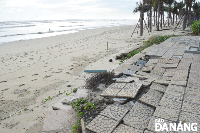 Vo Nguyen Giap sidewalk embankment on the My An beach section in Ngu Hanh Son District were damaged after storm Rai. Photo: HOANG HIEP
