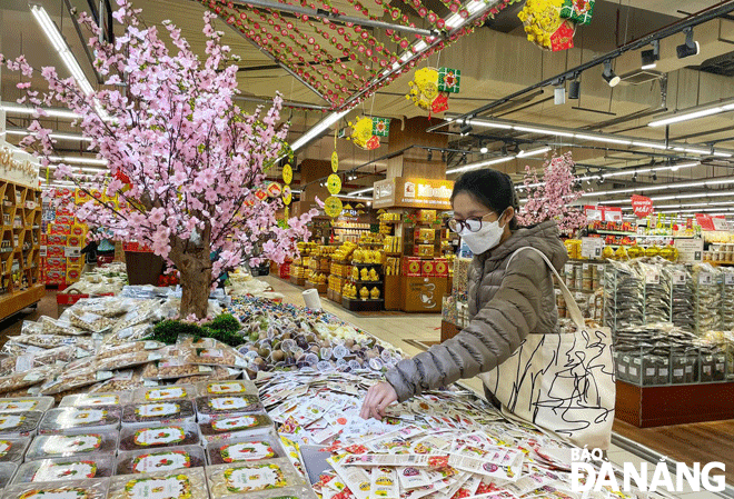Hàng hóa Tết đã lên kệ với 90% là hàng Việt, được người dân ưa chuộng.  Trong ảnh: Khách mua hàng tại siêu thị Lotte Mart. Ảnh: QUỲNH TRANG