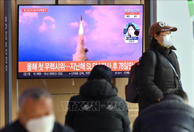 Người dân theo dõi qua truyền hình ở nhà ga Seoul (Hàn Quốc) về vụ phóng vật thể được cho là tên lửa đạn đạo của Triều Tiên, ngày 5/1/2022. Ảnh: AFP/TTXVN