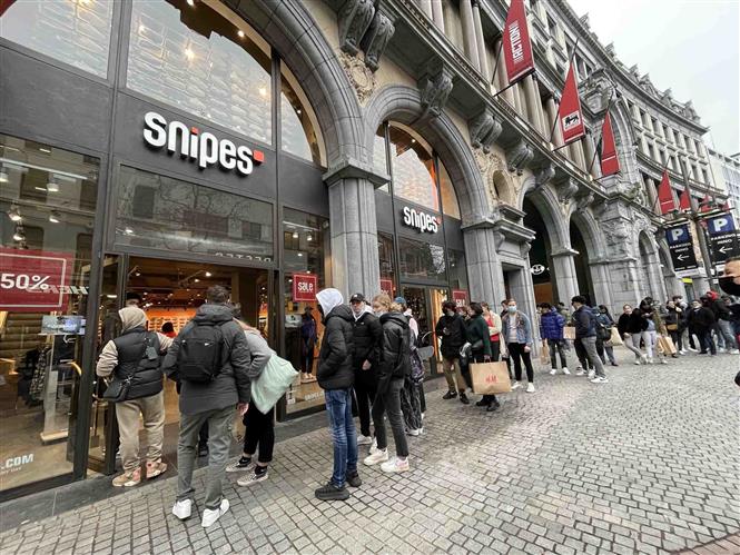 hàng mua đồ giảm giá trong ngày đầu tiên của chương trình khuyến mãi mùa đông tại thành phố Anvers (Bỉ). Ảnh: Hương Giang - PV TTXVN tại Bỉ