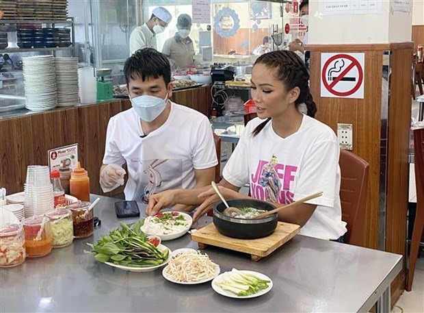 Doodle Phở promotion campaign with the participation of Miss Universe Việt Nam H'Hen Nie (right) and many other celebrities. VNA/VNS Photo Mỹ Phương