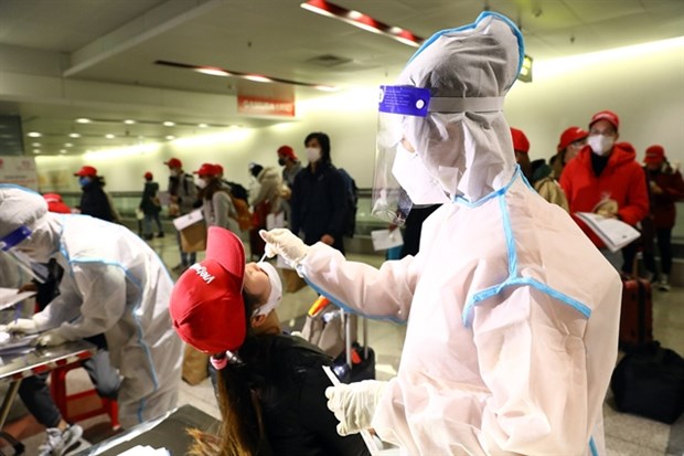 A passenger from Tokyo tested for SARS-CoV-2 at Noi Bai International Airport in Hanoi. (Photo: VNA)