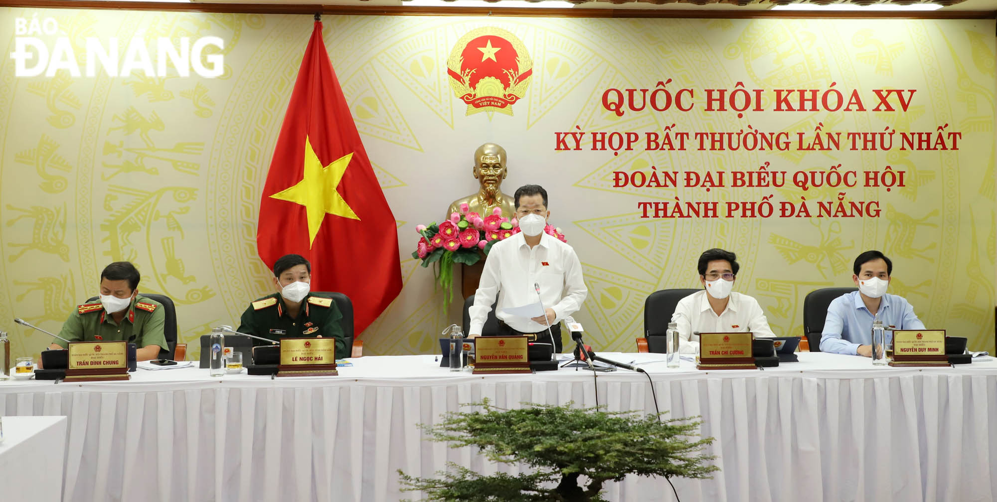 Bí thư Thành ủy Nguyễn Văn Quảng (giữa) phát biểu tại buổi thảo luận tổ. Ảnh: NGỌC PHÚ