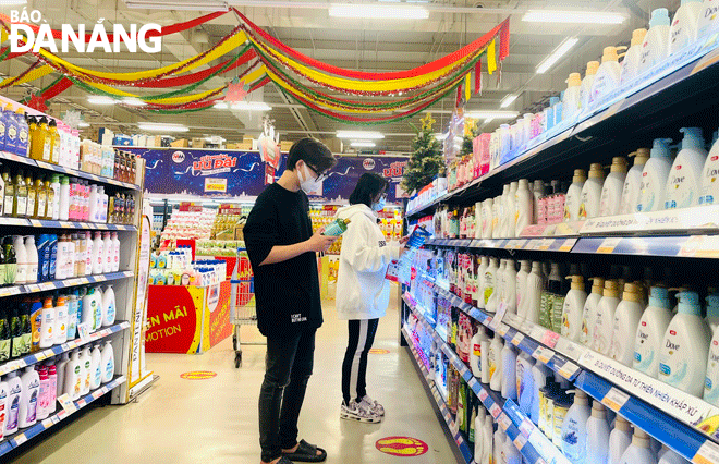 Vietnamese goods are increasingly favored by consumers due to their rich designs, guaranteed quality, and reasonable prices. IN THE PHOTO: Customers at the MM Mega Market supermarket. Photo: QUYNH TRANG