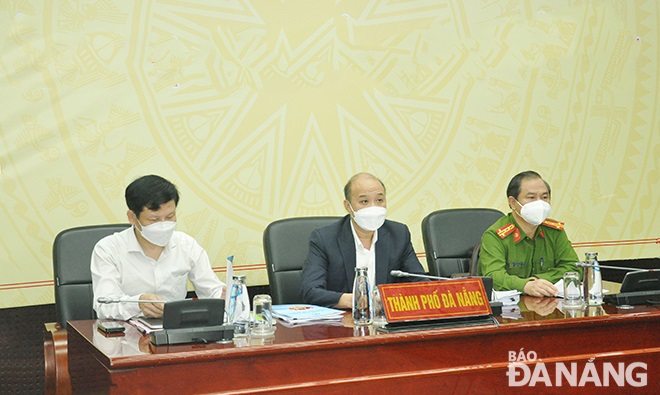 Da Nang People’s Committee Vice Chairman Le Quang Nam (centre) chaired the event in the city