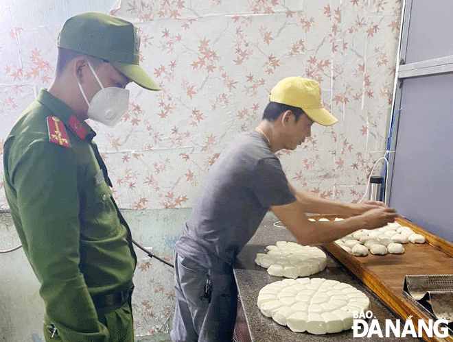 Da Nang police inspect a bread making facility in Hoa Minh Ward, Lien Chieu District Photo: L.H