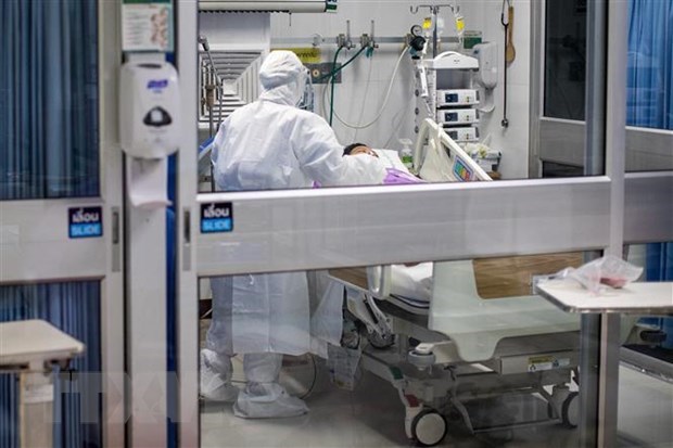 A health worker takes care of a COVID-19 patient at a hospital in Thailand (Photo: AFP/VNA)