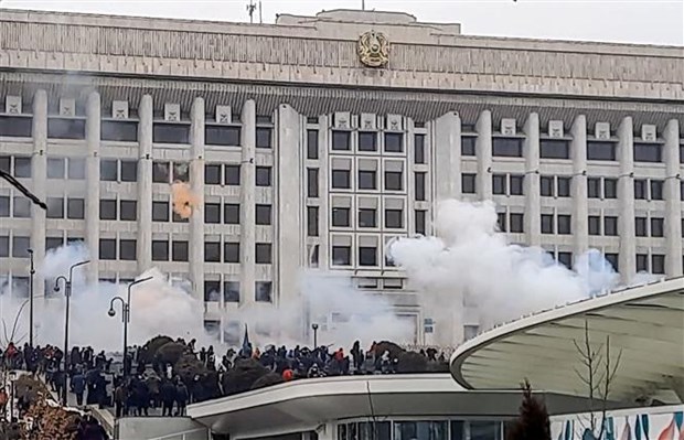 Những người biểu tình quá khích tập trung bên ngoài toà nhà chính quyền thành phố Almaty (Kazakhstan), ngày 5/1/2022. (Ảnh: AFP/TTXVN)