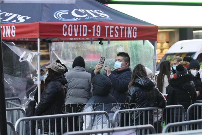 Người dân xếp hàng chờ xét nghiệm COVID-19 tại New York, Mỹ, ngày 4/1/2022. Ảnh: THX/TTXVN