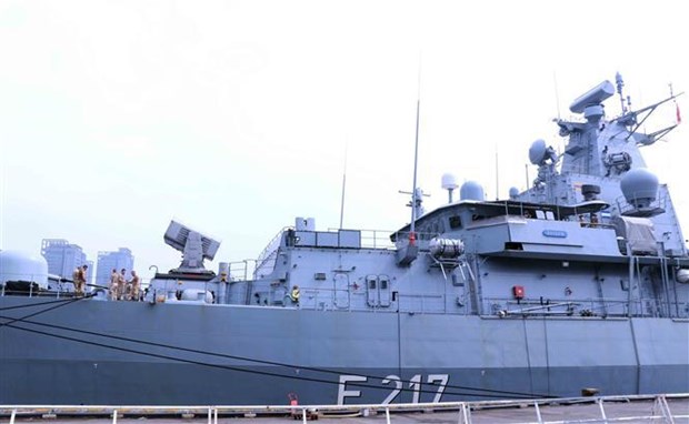 Frigate FGS Bayern arrives at Nha Rong Wharf in HCM City on January 6 morning. (Photo: VNA)