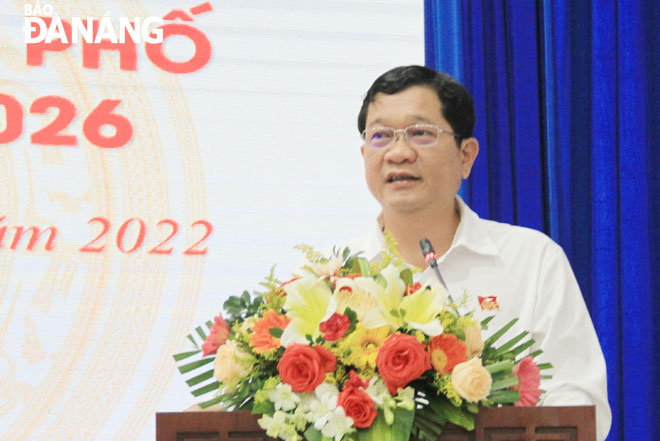 Phó Chủ tịch UBND thành phố phát biểu tại buổi tiếp xúc cử tri phường Hòa Minh và Hòa Khánh Nam. Ảnh: TRỌNG HÙNG