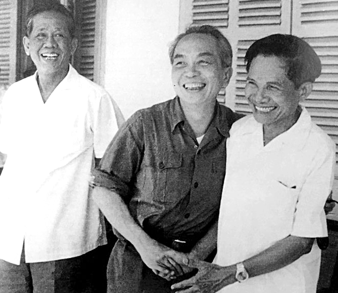 Ông Hồ Nghinh (bìa phải) đón Tổng Bí thư Lê Duẩn và Đại tướng Võ Nguyên Giáp tại Đà Nẵng năm 1975. (Ảnh tư liệu)