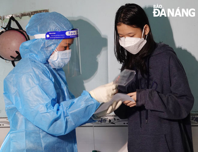 Nhân viên y tế quận Sơn Trà theo dõi sức khỏe, điều trị F0 tại nhà. Ảnh: ĐẠI BÌNH
