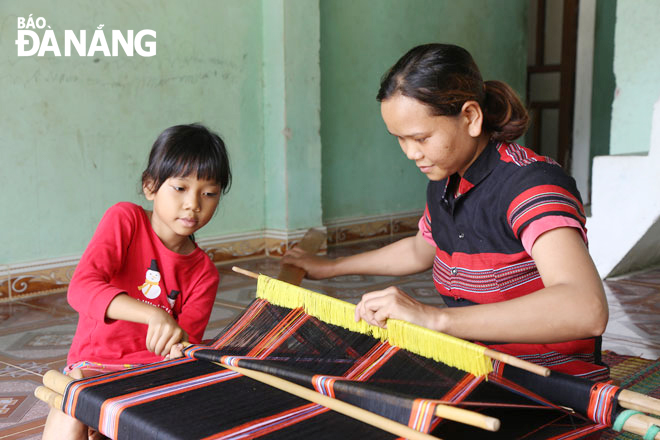 Ngày nay, phụ nữ ở Hòa Bắc không chỉ khôi phục nghề dệt truyền thống mà còn đưa thổ cẩm dân tộc mình thành thương phẩm độc đáo trên thị trường. Ảnh: N.H