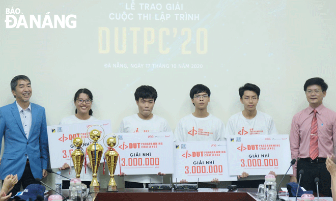 Student Thai Thi Thu Loan (second, left) won the second prize of the DUTPC  Programming Contest in the Central region 2020. (Photo taken during the absence of COVID-19).