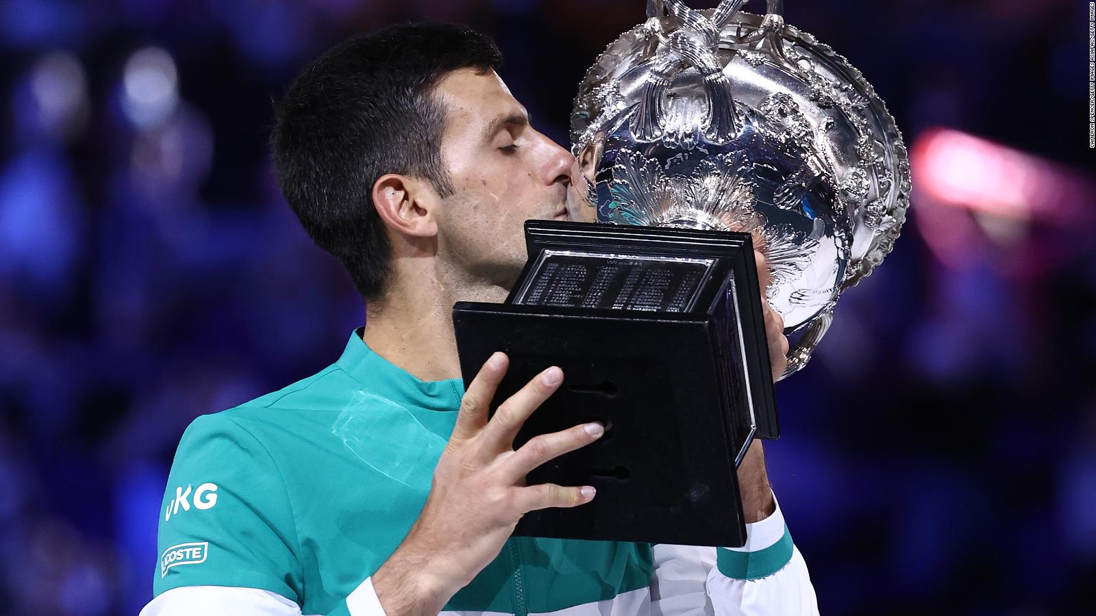 Djokovic nâng Cúp vô địch giải quần vợt Úc Mở rộng 2021.