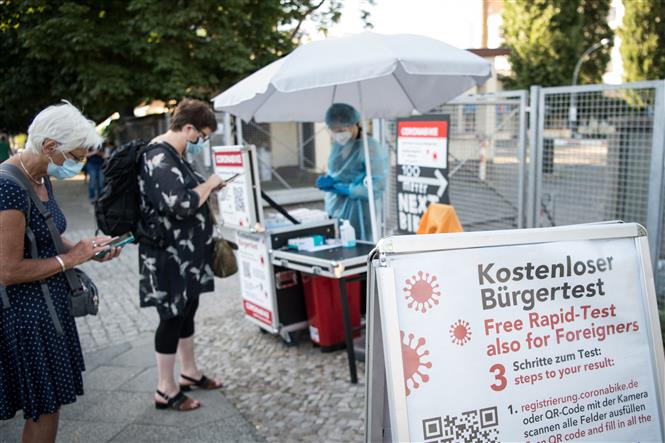 Người dân chờ xét nghiệm COVID-19 tại Kreuzberg, Đức. Ảnh: AFP/TTXVN