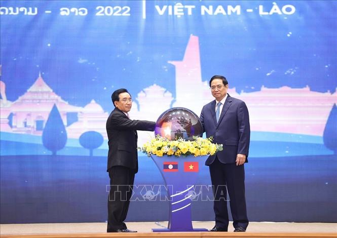 Thủ tướng Phạm Minh Chính và Thủ tướng Lào Phankham Viphavanh thực hiện nghi lễ phát động Năm Đoàn kết Hữu nghị Việt Nam - Lào, Lào - Việt Nam 2022. Ảnh: Dương Giang/TTXVN.