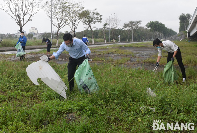 The leaders of the Da Nang Department of Natural Resources and the Environment and the municipal Youth Union and young local people together collected waste at the foot of Tien Son Bridge, January 8, 2022. Photo: HOANG HIEP