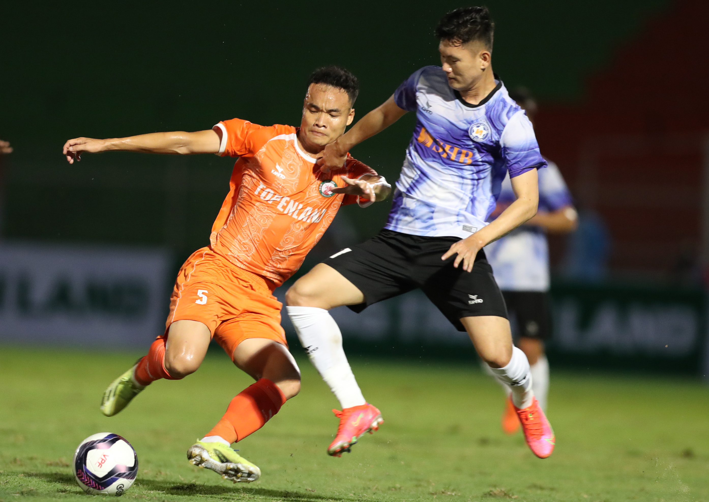 SHB DN (in blue T-shirt) and Binh Dinh (in orange T-shirt) players