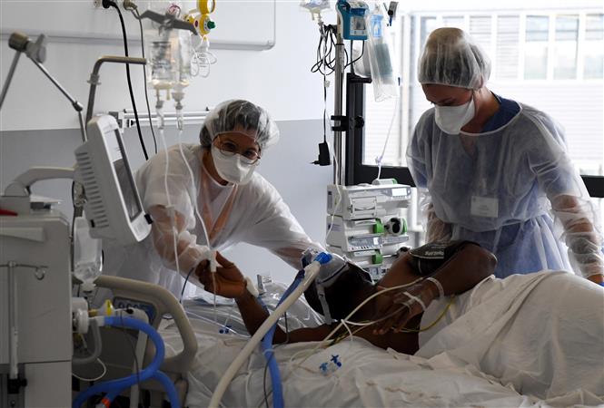 Điều trị cho bệnh nhân nhiễm COVID-19 tại bệnh viện ở Martinique, Pháp. AFP /TTXVN