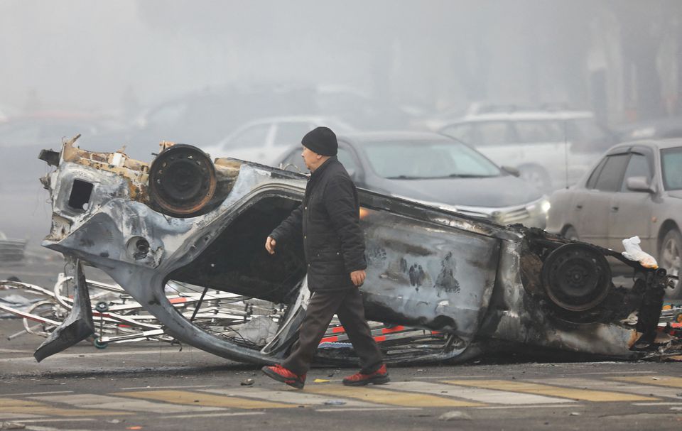Một chiếc xe bị hư hại trong biểu tình ở thành phố Almaty, Kazakhstan ngày 6/1. Ảnh: Reuters