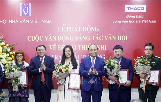 Chủ tịch nước Nguyễn Xuân Phúc trao giải thưởng cho các tác giả trẻ lần thứ nhất. Ảnh: Thống Nhất/TTXVN