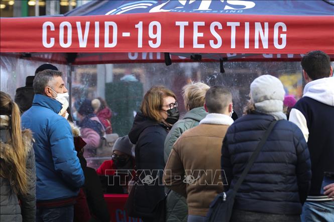 Người dân chờ xét nghiệm COVID-19 tại một điểm xét nghiệm lưu động trên Quảng trường Thời Đại ở New York, Mỹ. Ảnh: THX/TTXVN