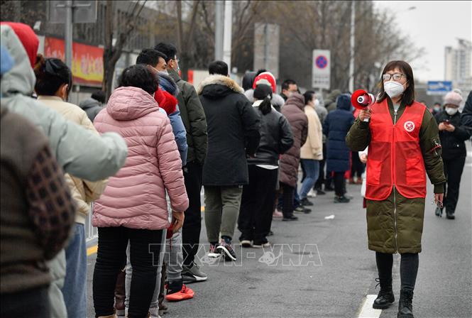 Người dân chờ lấy mẫu xét nghiệm COVID-19 tại thành phố Thiên Tân, Trung Quốc ngày 9/1/2022. Ảnh: THX/TTXVN