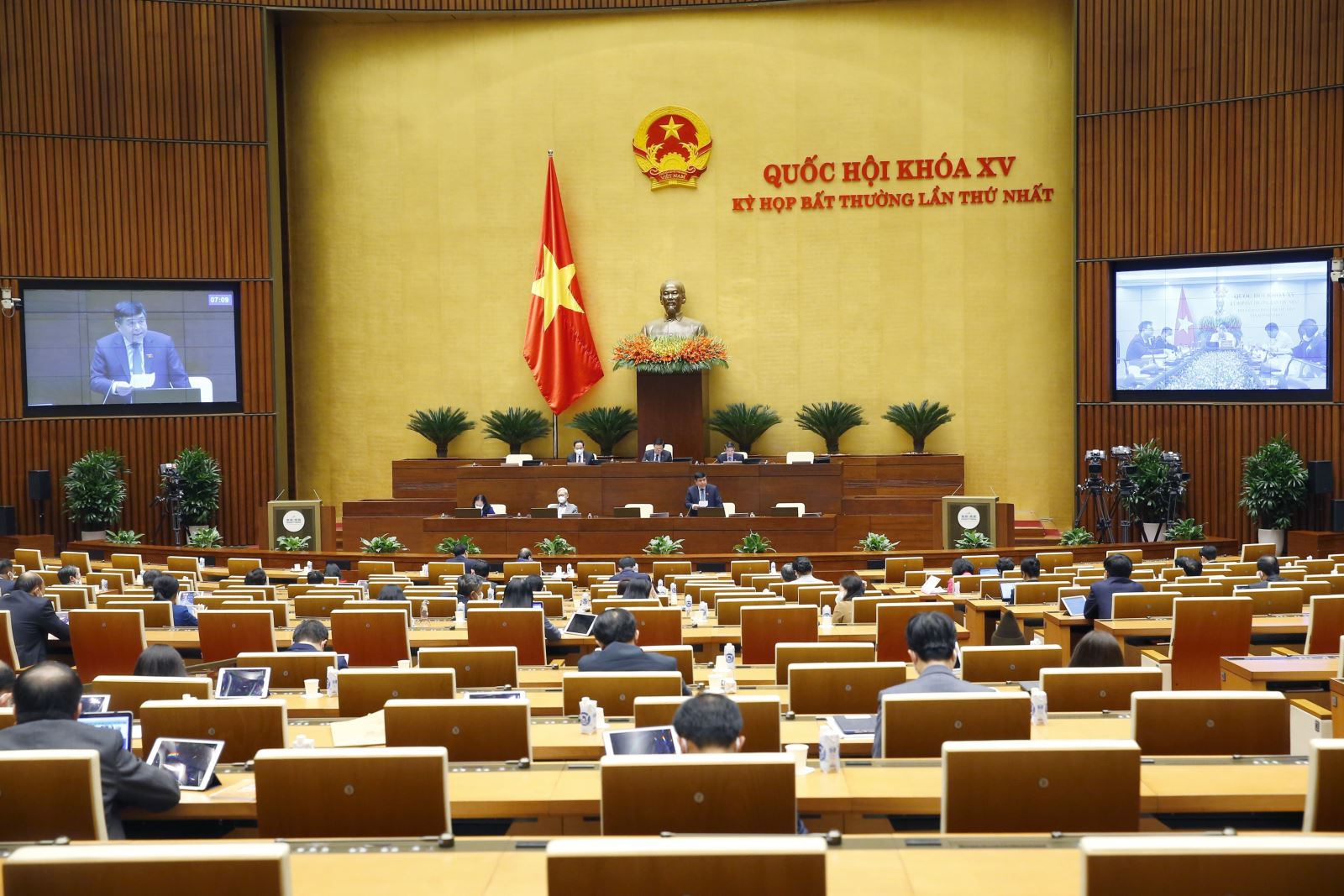 Bộ trưởng Bộ Kế hoạch và Đầu tư Nguyễn Chí Dũng phát biểu giải trình, làm rõ một số vấn đề đại biểu Quốc hội nêu trong phiên thảo luận chiều 7/1. Ảnh: Doãn Tấn/TTXVN.