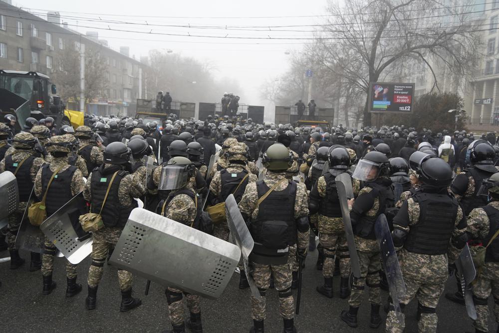 Lực lượng cảnh sát chống bạo động ngăn chặn những người biểu tình trên đường phố Almaty của Kazakhstan. Ảnh: AP	