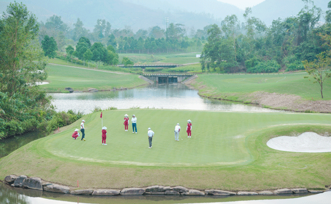 Sân golf Bà Nà Hills được đầu tư hiện đại thu hút nhiều người đến chơi golf. (Ảnh: Trung tâm Xúc tiến du lịch thành phố)