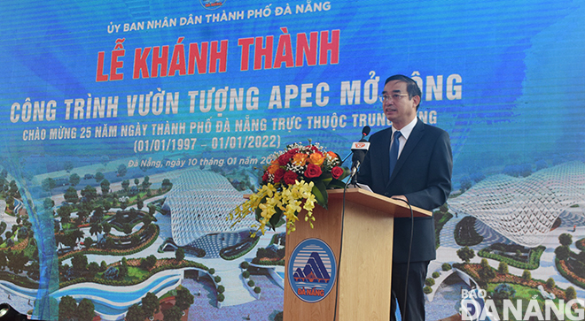 Chủ tịch UBND thành phố Lê Trung Chinh phát biểu tại buổi lễ khánh thành công trình Công viên APEC mở rộng sáng ngày 10-1-2022. Ảnh: TRIỆU TÙNG