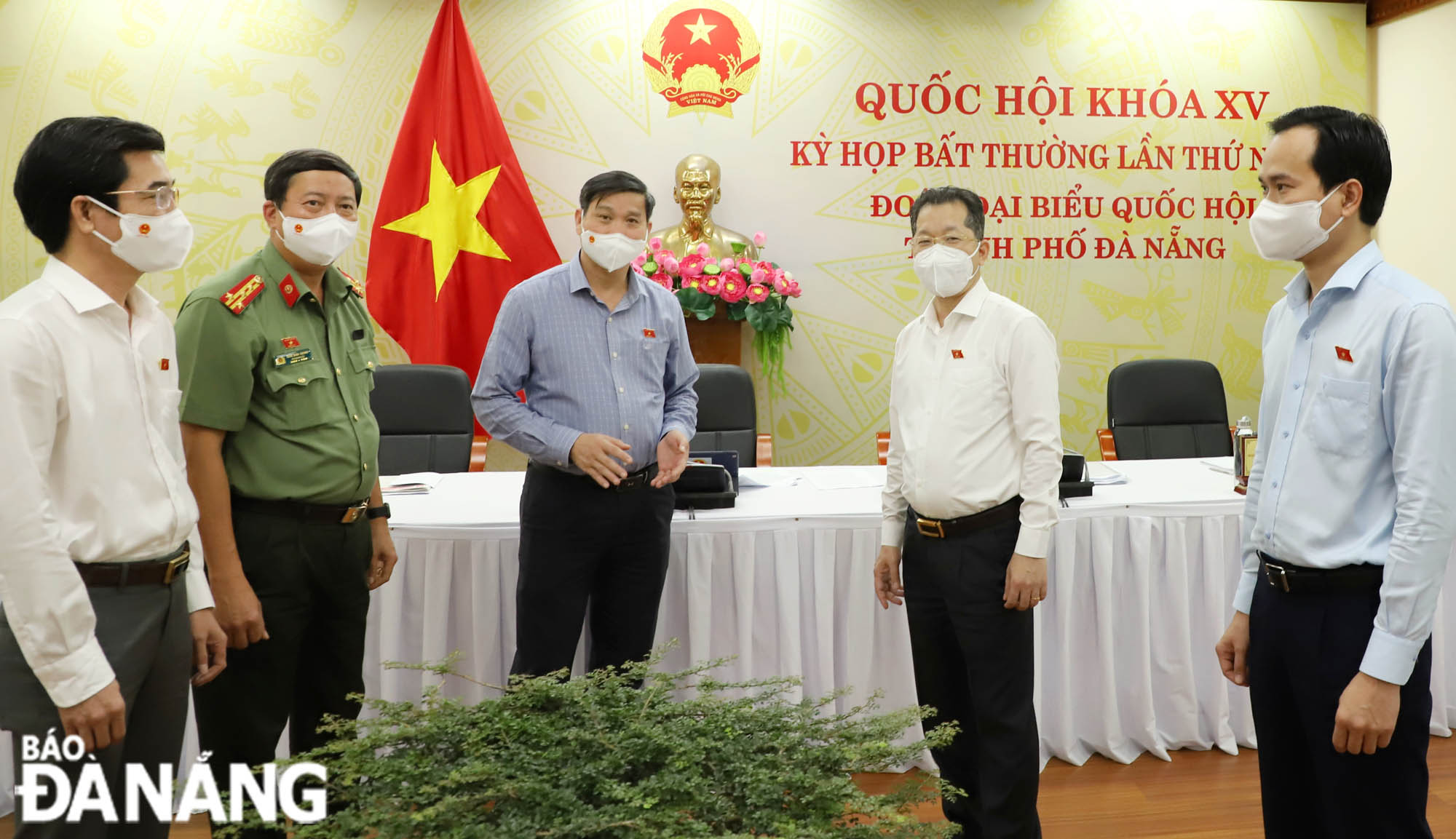 Bí thư Thành ủy Nguyễn Văn Quảng (thứ 2 bên phải) cùng các đại biểu Quốc hội thành phố trao đổi bên lề buổi thảo luận trực tuyến sáng 10-1.. Ảnh: NGỌC PHÚ
