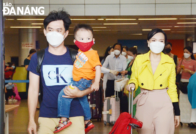 Many domestic and international flights to Da Nang have been already resumed, bringing more visitors to the city. IN THE PHOTO: Visitors arriving at the Da Nang on New Years Day. Photo: THU HA