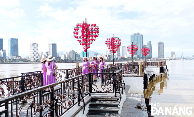 Da Nang has developed innovative marketing strategy for tourism development in 2022 in a bid to lure tourist back. IN PHOTOS: Tourists are visiting the Love Bridge in Son Tra District. (Picture was taken before COVID-19 resurgence). Photo: XUAN SON