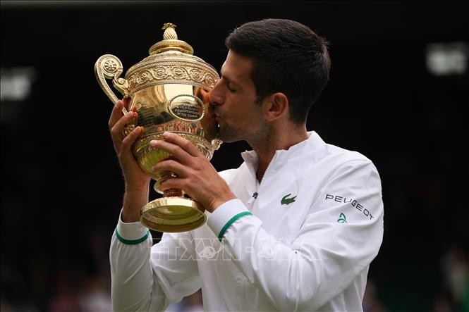 Tay vợt người Serbia Novak Djokovic giành cúp vô địch Wimbledon với chiến thắng trước Matteo Berrettini của Italy tại London, Anh, ngày 11/7/2021. Ảnh tư liệu: THX/TTXVN