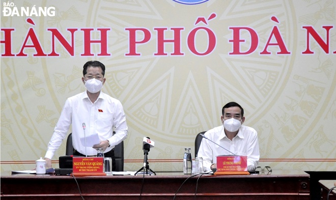 Bí thư Thành ủy Nguyễn Văn Quảng (trái) phát biểu chỉ đạo tại cuộc họp chiều 10-1. Ảnh: LÊ HÙNG